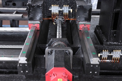 4 оси 3 оси Вертикальный центр обработки SV960L Размер стола 1100 * 550 мм Вертикальный фрезерный центр 5