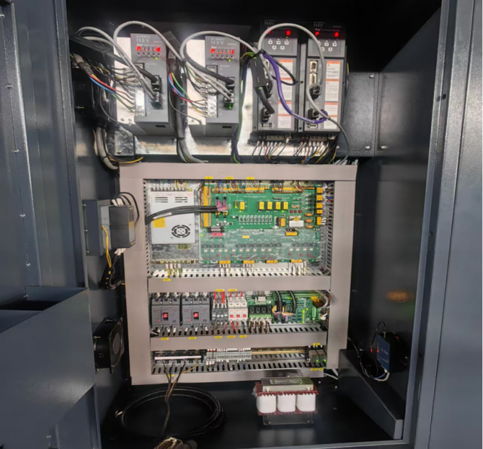 4 оси 3 оси Вертикальный центр обработки SV960L Размер стола 1100 * 550 мм Вертикальный фрезерный центр 6