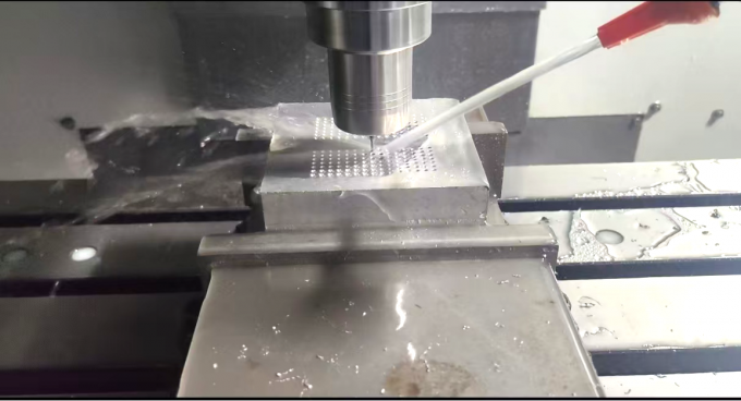 4 оси 3 оси Вертикальный центр обработки SV960L Размер стола 1100 * 550 мм Вертикальный фрезерный центр 8