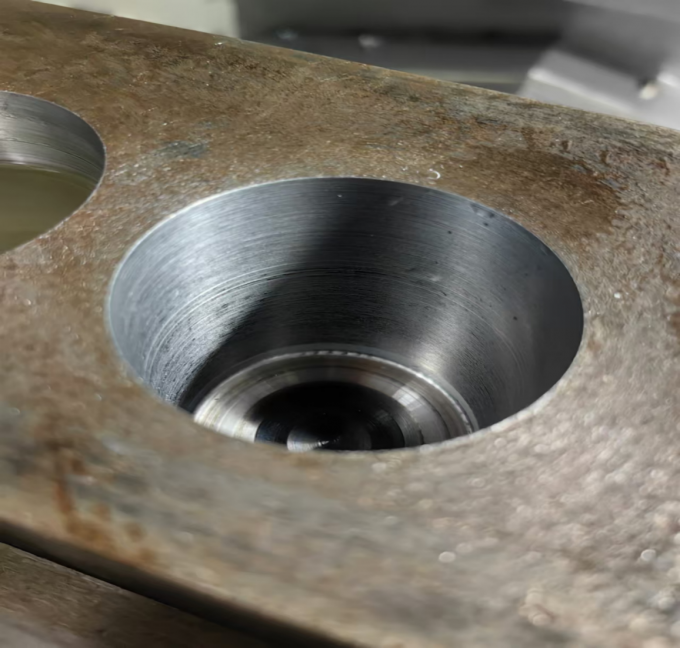 4 оси 3 оси Вертикальный центр обработки SV960L Размер стола 1100 * 550 мм Вертикальный фрезерный центр 10