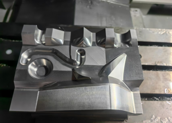 4 оси 3 оси Вертикальный центр обработки SV960L Размер стола 1100 * 550 мм Вертикальный фрезерный центр 12