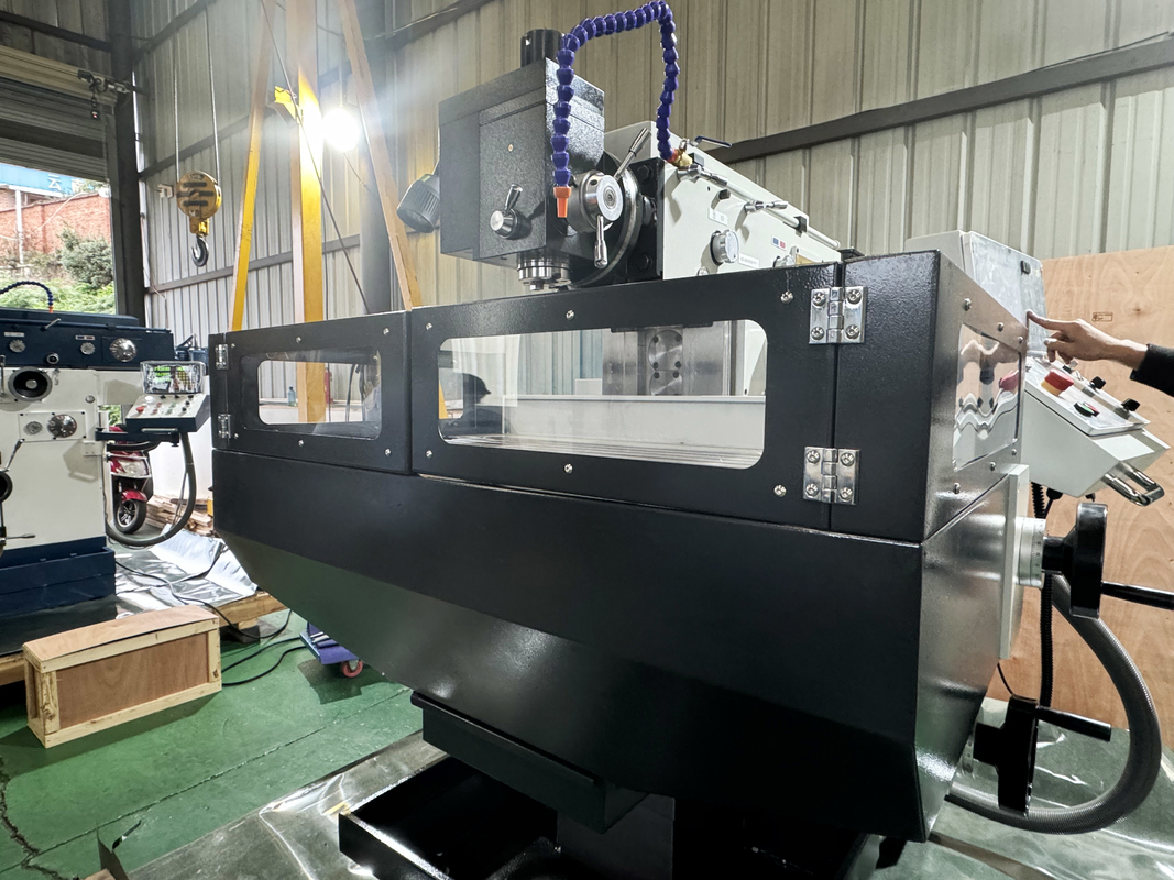 4 оси Вертикальная CNC фрезерная машина XKH8140A Малая обработка форм CNC Ручной универсальный фрезерный инструмент
