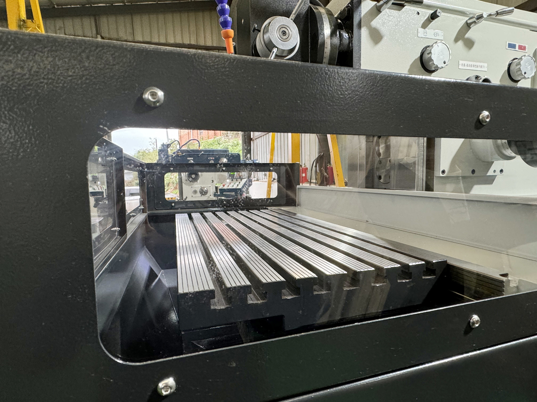 4 оси Вертикальная CNC фрезерная машина XKH8140A Малая обработка форм CNC Ручной универсальный фрезерный инструмент