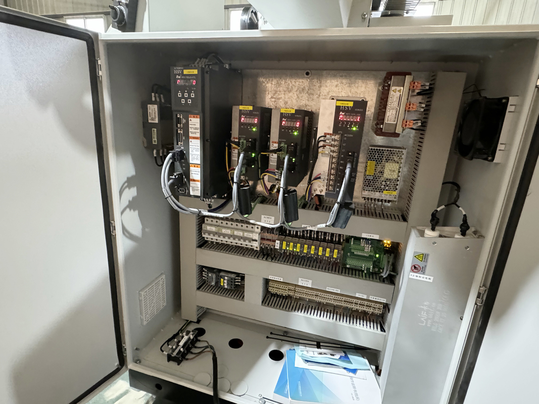 4 оси Вертикальная CNC фрезерная машина XKH8140A Малая обработка форм CNC Ручной универсальный фрезерный инструмент