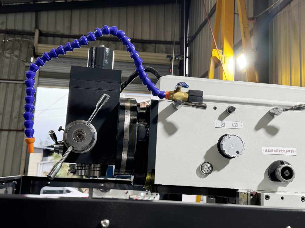 4 оси Вертикальная CNC фрезерная машина XKH8140A Малая обработка форм CNC Ручной универсальный фрезерный инструмент