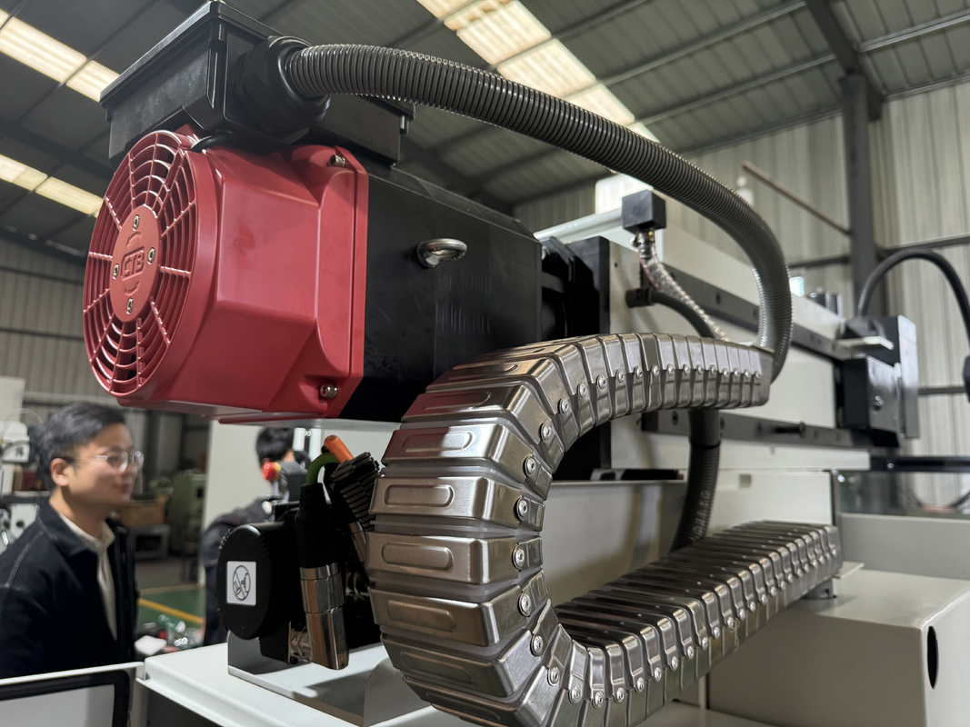 4 оси Вертикальная CNC фрезерная машина XKH8140A Малая обработка форм CNC Ручной универсальный фрезерный инструмент