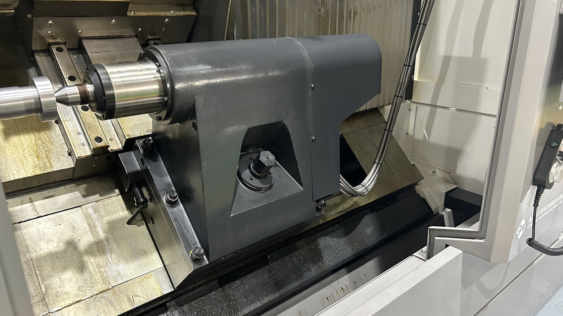 Наклонное ложе CNC токарного станка HTC63Q Максимальная длина резки 3000 мм Тяжелый режущий шпиндель CNC горизонтальный токарный станк
