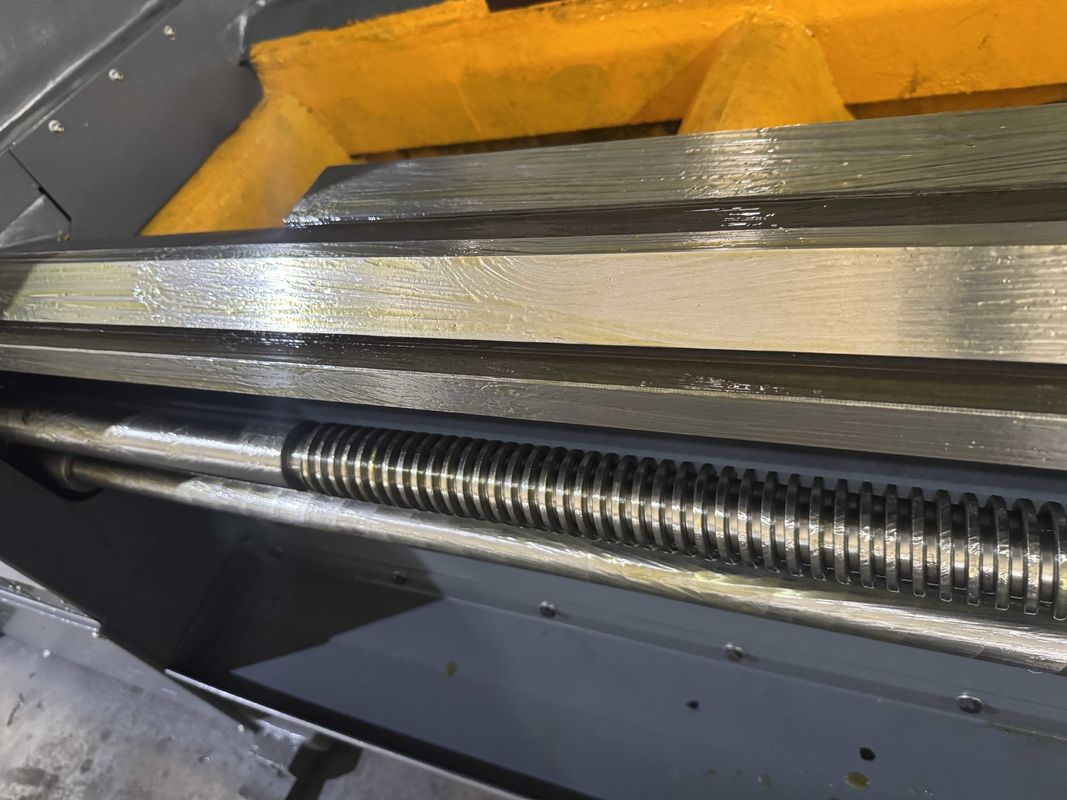 Тяжелый токарный станок для больших металлических деталей CQW61100F Большой проходной диаметр Мощная резка Тяжелый токарный станок